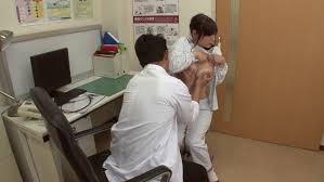 病院エロ画像】男が医者に憧れる瞬間…女性患者のおっぱいに聴診器あてたり触診してる様子が激エロｗｗｗ | エロ画像CLUB