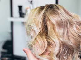 Wer helle haare hat und häufig in gechlortem wasser schwimmt, stellt möglicherweise fest, dass seine haare ausbleichen und einen gelbstich annehmen. Grune Haare So Wirst Du Den Grunstich In Blondem Haar Los Wunderweib