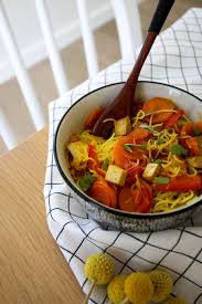 Vermicelles De Riz Carottes Et Poivrons Tofu Fume Snacke Le Petit Monde D Elodie Vermicelle De Riz Recette Vermicelle Tofu Fume