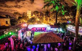 Il y a autant d'immenses discothèques en bord de mer que des lieux plus alternatifs. Les Boites De Nuit Avec Terrasse A Barcelone