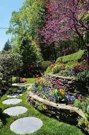 Stone Terrace With Cercis And Circular Stepping Stones In 2020 Garten Garten Landschaftsbau Garten Bepflanzen