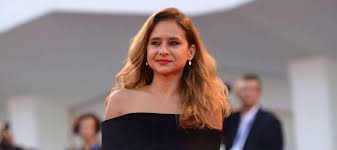 Nelly karim is an egyptian actress, model, and ballerina. Ø§Ù„ÙÙ†Ø§Ù†Ø© Ø§Ù„Ù…ØµØ±ÙŠØ© Ù†ÙŠÙ„Ù„ÙŠ ÙƒØ±ÙŠÙ… ØªØ¹Ù„Ù† Ø§Ø±ØªØ¨Ø§Ø·Ù‡Ø§ Ù…Ù† Ø¬Ø¯ÙŠØ¯