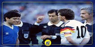.منتخب الارجنتين ليكون في وصافة كأس العالم لكرة القدم ، وكان اللاعب سكيلاتشي قد ساهم في جعل منتخب ايطاليا المستضيف الى التواجد ضمن المراكز الاربعة الاولى حيث احتل. Ø¨Ø¹Ø¯ Ù…Ø±ÙˆØ± 30 Ø¹Ø§Ù…Ø§ Ø­ÙƒÙ… Ù†Ù‡Ø§Ø¦ÙŠ ÙƒØ£Ø³ Ø§Ù„Ø¹Ø§Ù„Ù… 1990 ÙŠØ®Ø±Ø¬ Ø¹Ù† ØµÙ…ØªÙ‡ ÙˆÙŠÙ‡Ø§Ø¬Ù… Ù…Ø§Ø±Ø§Ø¯ÙˆÙ†Ø§