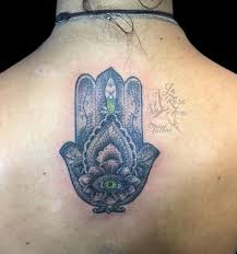 Estudio dedicado a todo tipo de tatuajes,con diseños personalizados para cada cliente,trae. Mano De Fatima En La Espalda Recien La Rosa Nera Tattoo Facebook