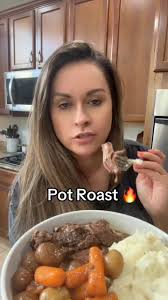 #cookwithme #cooking #dinner #easyrecipe #yummy #food #fypシ゚viral #viral  #fypage #delicious #eating #paratii #beef #potroast #veggies #familytime  #foodtok #mexicantiktok #recetasfaciles #slowcooker ...
