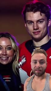 Corey Perry Mere Connor Bedard Francais