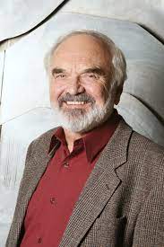 Zdeněk svěrák se však nebál ani vážnějších snímků, ať už se bavíme o tmavomodrém světě zabývající se československými letci za druhé světové války nebo vratných láhví, popisujících odmítnutí stáří bývalého učitele tkalouna. Sverak Zdenek Knihy Grada