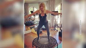 Hawn was a successful television actress in the 1960s, earning two emmy award nominations along the way. Powerwalk Hollywood Star Goldie Hawn Nimmt Enkelin Rani Rose 2 Huchepack