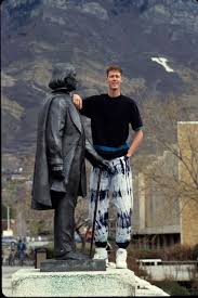 Shawn bradley, one of the biggest nba players in the history of basketball, folded one leg under kauwe's seat and dangled his other leg in the aisle of first class as he fell into an easy conversation. Shawn Bradley Is Really Really Tall But Why Wsj