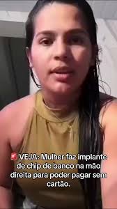 Mulher Coloca Chip Na Mão