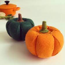 フェルトのかぼちゃ 目鼻口をつけて ハロウィンの飾りとしても 終わったら またおままごとに かぼちゃ pumpkin squash ハロウィン halloween フェルト felt 手芸 craft handmade フェルトままごと フェル かぼちゃ ハロウィン 飾り フェルト