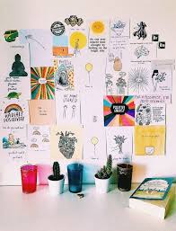 That wall art behind the bed has a 3d look to it and t's made with pinks, greens, and lighter blue colors. Pinterest Yourgirlkin Postcards Wall Deko Deko Pinterest Postcards Wall Wall Decor Aesthetic Yourg Dorm Room Walls Dorm Room Inspiration Cute Dorm Rooms