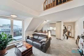 Zur wohnung gehört ein kellerabteil, in der hauseigenen. Fotografie Einer Penthouse Maisonette Wohnung In Schwabing Munchen