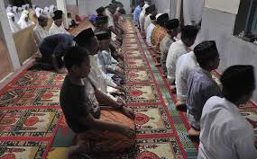 Hukum dari membaca doa qunut adalah sunnah muakkad. Salat Subuh Tak Pakai Doa Qunut Karena Tidak Hafal Bagaimana Hukumnya Okezone Muslim