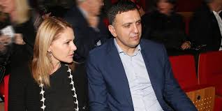 Η περήφανη μαμά κρατούσε στην αγκαλιά της τον μικρούλη, που ήρθε και. H Tzenh Mpalatsinoy Eftia3e Mageiritsa Kai O Basilhs Kikilias Thn Kamarwse Eikona Zwh Iefimerida Gr