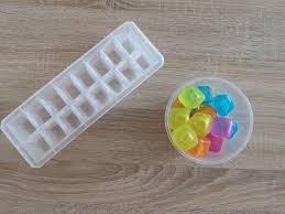 Activite De Motricite Fine Transvaser Des Glacons En Plastique Dans Un Bac A Glacons