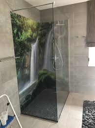 Ruckwand Der Dusche Aus Glas Bedruckt Wasserfall Glaser Bedrucken Glas Ruckwand