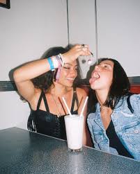 Charli D Amelio Charlidamelio Fotos Y Videos De Instagram In 2020 Friend Photoshoot Famous Girls Best Friend Pictures