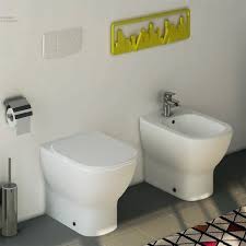 L'offerta dell'azienda è completa e molto ampia, comprendendo sanitari, lavabi, docce, vasche da bagno, completi di rubinetterie e arredi complementari per la stanza da bagno. Sanitari Filo Muro Ideal Standard Tesi Aquablade Con Scarico Traslato Con Sedile Termoindurente