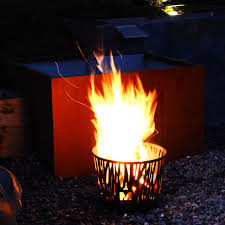 Feuerschale Aus Metall Terrassenofen Fur Den Garten In Schwarz Lagerfeuer Feuerkorb Feuerkorb Feuerschale Gartendekoration