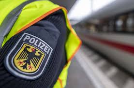 Der angreifer sei anschließend geflüchtet. Angriff Auf Fahrkartenkontrolleur Tatverdachtiger Nach Messerangriff In Ice Bei Erfurt Festgenommen Panorama Stuttgarter Nachrichten