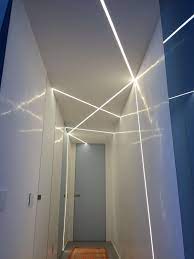 Le Strisce Led Gyps Arredano Un Corridoio Lungo E Stretto Illuminazione Corridoio Illuminazione Led Soffitto Design Del Soffitto