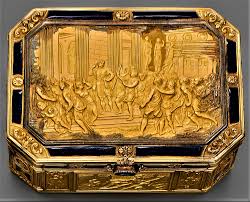 Tabatiere Rectangulaire A Pans Coupes En Or 18k Et Email Ornee Sur Le Couvercle D Une Scene A L Antique Avec Personnages Dans Un Temple Le Bec Applique D Un S