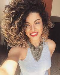 Kivircik Sacli Kadinlar Icin Ombre Onerileri Sac Sacmodelleri Kadinca Lockige Frisuren Schone Haare Lockige Frisuren Mit Pony