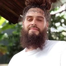 Iso a tattoo artist 💜