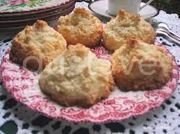Pendant que le kitchenaid, ou autre robot, brasse la pâte, chemiser le moule pour faciliter le. Congolais Rochers Noix De Coco Dores Et Fondants La Recette Gustave
