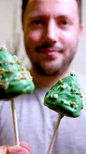 CHRISTMAS TREE CAKE POPS