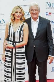 The handsome actor first married the supermodel cindy crawford, but they split up in 1995, childless after. Richard Gere 70 Welcomes His Second Child With His Wife Alejandra Silva 37 Fr24 News English