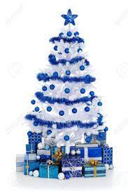 No solo se ven los clásicos pinos o abetos en color verde sino que también los hay en otros colores. Artificial Blanco Arbol De Navidad En Blanco Decorado Con Adornos Azules Y Guirnaldas Un Monton De Regalos Debajo Del Arbol Fotos Retratos Imagenes Y Fotografia De Archivo Libres De Derecho Image 13703314