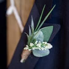 Elle prend la forme d'une fleur accrochée au costume du marié, et qui généralement rappelle les fleurs du bouquet de la mariée. C Est Quoi Un Mariage Champetre Newtopia Magazine