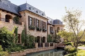 Meanwhile, bündchen and brady are building their new dream home in florida, page six reported, where brady plays for the tampa bay buccaneers. Hydrangea Hill Cottage Gisele Bundchen And Tom Brady S New Home Tom Bradys House Celebrity Houses Los Angeles Homes