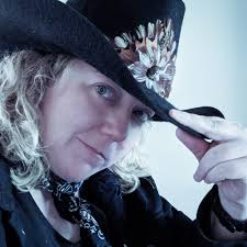 Julie Nolen's Instagram, Twitter & Facebook