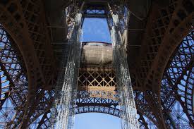 Der eiffelturm hat eine höhe von 324 mit drei plattformen. Eiffelturm Paris 7 1889 Structurae