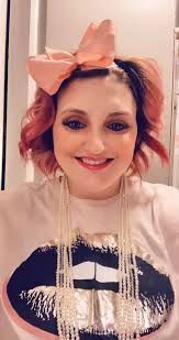 Which lipstick color is preferred, light or hot pink?