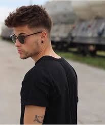 Corte de cabello es uno de estilos icónicos y de moda entre hombres, que le da aspecto masculino pero elegante, ideal para situaciones cotidianas o profesionales. Corte Mid Fade Hombre