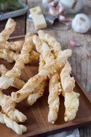 Kasestangen Aus Blatterteig Rezept Sweets Lifestyle Rezept Rezepte Blatterteig Fingerfood Recipes