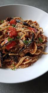 Spaghetti A L Aubergine Grillee Et Poivron Rouge A La Sauce Tomate Recettes De Cuisine Recette Cuisine