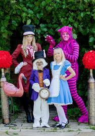 Das populäre buch und die vielen verfilmungen bieten eine vielzahl von interessanten charakteren zum nachbilden. Familie Mit Thematischer Verkleidung Aus Alice Im Wunderland Alice Im Wunderland Kostum Grinsekatze Kostum Halloween Kostume Familie