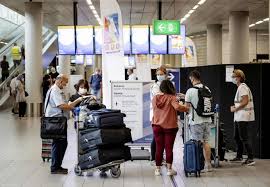 Schiphol ist ein flughafen in den niederlanden. Amsterdam S Schiphol Airport Cuts Hundreds Of Jobs Arab News