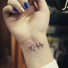 Roztomilé malé tetovací vzory pro ženy jsou snadněji umístěny kdekoli v těle, aby odhalily odvahu. Pin By Eva Hulkova On Solo Tal Vez Tattoos For Daughters Small Wrist Tattoos Tattoos