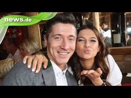 His wife, anna lewandowska, won the bronze medal at the 2009 karate world cup. Robert Lewandowski Privat Der Hahn Im Korb So Lebt Der Fussball Star Abseits Des Spielfeldes News De