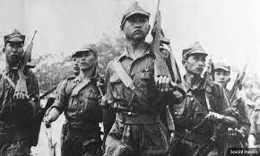Justeru, mereka berasa bahawa matlamat perjuangan mereka hanya dapat dicapai dengan melancarkan perjuangan bersenjata seperti yang dianjurkan oleh pengerusi parti komunis china, mao zedong. Malaysiakini Komunis Dan Sejarah Kiri