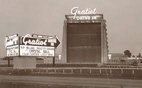 Gratiot Drive In In Detroit Area Amazing It Has A Water Feature Right Under The Words On Th Drive In Theater Roseville Michigan Drive In Movie Theater