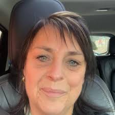 Petit partage :))) Voici Ma Maman chérie d'amour qui tient son arrière  petite fille (donc ma petite fille 🤪) Je n'ai pas pu les voir depuis que  notre fille est arrivé:))) (alors