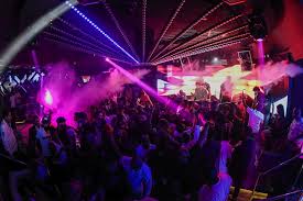 Dans la majorité des boîtes de nuit, une bouteille d'alcool coûte entre 80 et 100€. Chic Nightclub Dubai Accueil Facebook