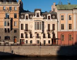 Klimataktivister har under fyra kvällar ljudit en siren utanför statsminister stefan löfens bostad i stockholm. Sagerska Huset Wikipedia